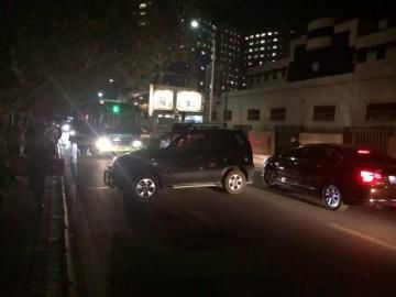 10月22日被推到路面的車攔住了公交車。（圖據網絡）