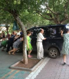 今年夏天壩壩舞成員將一輛小車推向公路。（圖據網絡）