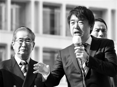 29日，日本著名極右翼分子石原慎太郎（左）和新生代右翼政客橋下徹在東京街頭演講拉票。