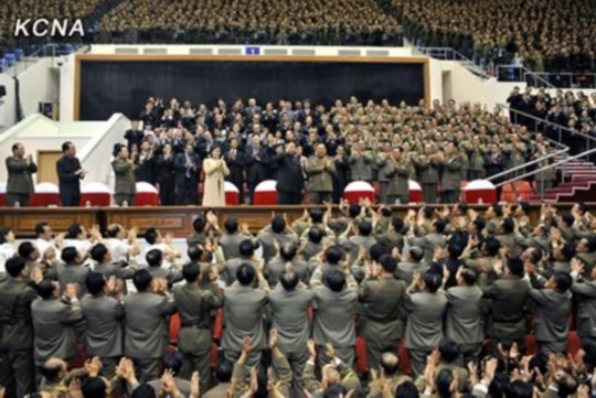 朝中社報(bào)道，朝鮮最高領(lǐng)導(dǎo)人金正恩10月29日攜夫人李雪主出席并觀看了紀(jì)念金日成軍事綜合大學(xué)建校60周年牡丹峰樂(lè)團(tuán)演出。圖片來(lái)源：朝中社