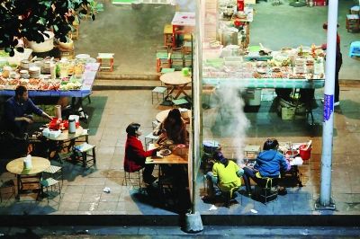 那邦鎮(zhèn)以往熱鬧的夜市，因?yàn)橹芯掃吘车膽?zhàn)亂，而變得冷冷清清 特派記者 賈代騰飛 攝