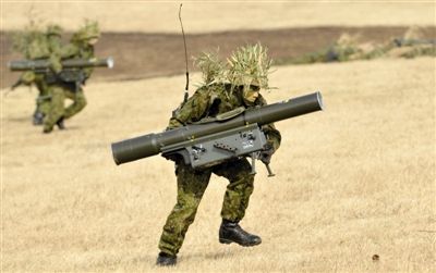 “作戰(zhàn)” 1月13日，日本自衛(wèi)隊一隊員在新年軍演中手持武器，發(fā)動進攻。媒體尚未公布1月22日的美日聯(lián)合軍演圖片。