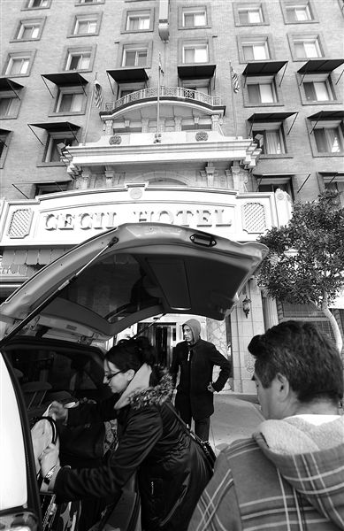20日，美國洛杉磯，塞西爾酒店房客薩拜娜乘出租車離開酒店。由于擔(dān)心水質(zhì)受到污染，目前已有27戶房客離開塞西爾酒店。