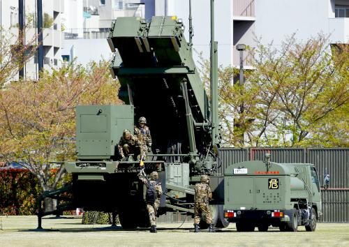 9日，日本自衛(wèi)隊(duì)為應(yīng)對(duì)朝鮮導(dǎo)彈威脅，在東京防衛(wèi)省總部設(shè)置“愛國(guó)者3”型導(dǎo)彈發(fā)射裝置。