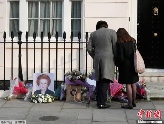 當(dāng)?shù)貢r(shí)間2013年4月8日，英國(guó)倫敦，民眾在英國(guó)前首相撒切爾夫人位于倫敦的住所前進(jìn)行悼念活動(dòng)。