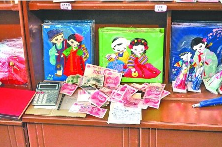 　　2012年6月21日，在朝鮮羅先特別市的一家商店里，柜臺(tái)上散落著一些人民幣。在朝鮮，人民幣比本國(guó)