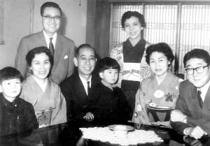 安倍家族推進(jìn)日本修憲半個(gè)多世紀(jì),圖中間為安倍坐在外公岸信介膝上,右一為安倍父親安倍晉太郎,右三為安倍母親安倍洋子。
