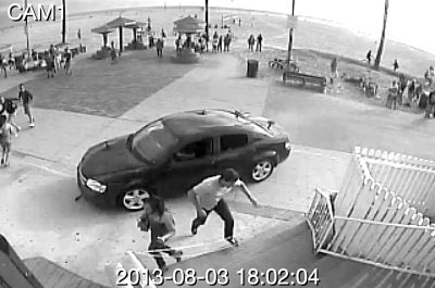 監(jiān)控錄像截屏圖：3日，美國洛杉磯市，一輛汽車沖進威尼斯海灘棧道上的人群。圖/東方IC