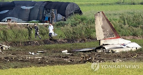 當(dāng)?shù)貢r間28日下午2時8分許，韓國一架空軍教練機(jī)T-50在全羅南道光州市西區(qū)細(xì)荷洞農(nóng)田墜毀。