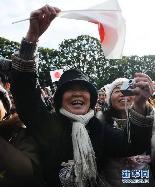 當(dāng)?shù)貢r(shí)間12月23日，在位于日本東京的皇宮，民眾向明仁天皇祝賀生日。