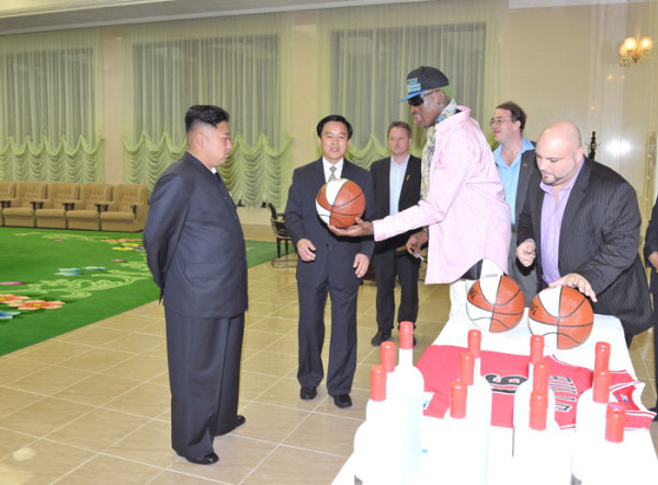 近日，朝鮮最高領(lǐng)導(dǎo)人金正恩已在平壤再次會見并宴請了正在朝鮮訪問的前美國全國籃球協(xié)會(NBA)球星羅德