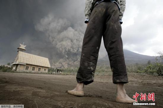 當(dāng)?shù)貢r(shí)間2月1日，印尼錫納朋火山持續(xù)噴發(fā)。