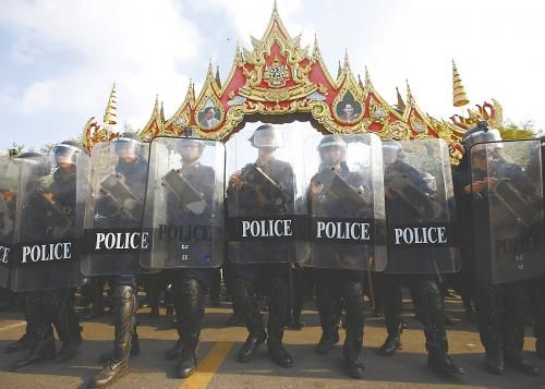 14日在泰國曼谷，政府出動數(shù)千名防暴警察，以奪回政府大樓和其他 泰數(shù)千防暴警察和平清場 被示威者占領(lǐng)的區(qū)域。