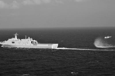 11日，抵達(dá)馬航飛機(jī)失聯(lián)海區(qū)的海軍井岡山艦與艦載直升機(jī)協(xié)同展開立體搜救行動(dòng)。新華社發(fā)