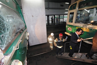 5月2日，韓國首爾，首爾2號線地鐵去往蠶室方向的一趟列車在上往十里站撞上了一趟?？吭谡緝鹊牧熊?。