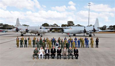 4月29日，參與搜尋馬航失聯(lián)客機(jī)的多國軍人和軍機(jī)在珀斯皮爾斯空軍基地合影。5月1日，馬航宣布搜尋進(jìn)入新階段，重點(diǎn)將借助不同技術(shù)擴(kuò)大海底搜尋。