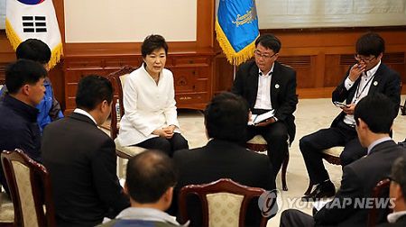 16日下午，樸槿惠接見“世越”號客輪遇難者家屬，并在家屬面前親自道歉。（韓聯(lián)社）