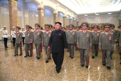 金正恩率領(lǐng)軍隊領(lǐng)導(dǎo)人等前往平壤錦繡山太陽宮瞻仰了金日成、金正日的遺容。