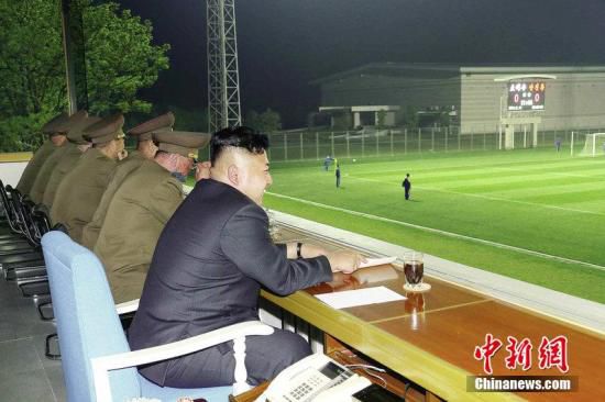 資料圖:今年5月,金正恩觀看體育賽事。
