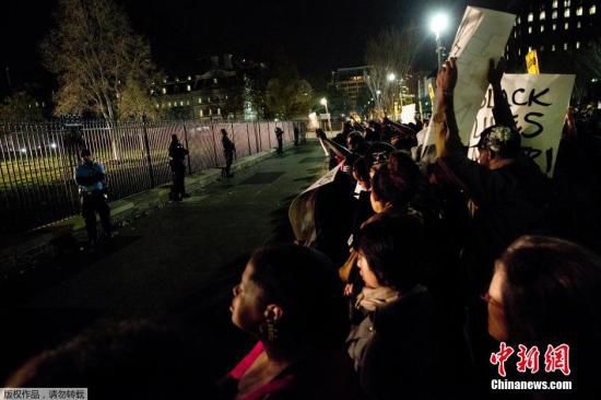 美國(guó)白宮前擠滿(mǎn)了抗議槍殺黑人青年的白人警察免遭起訴案件的美國(guó)民眾。