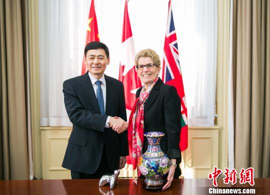 　圖示省長韋恩（右）與薛冰總領事首度官式會晤。　安省/攝