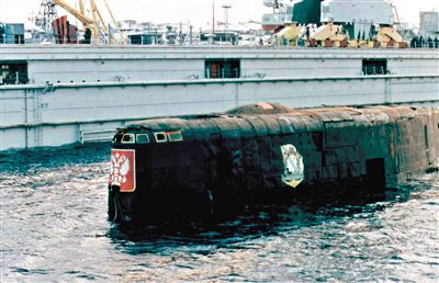 2001年，與失火核潛艇屬于同一級的“庫爾斯克”核潛艇時隔14個月被打撈出海。