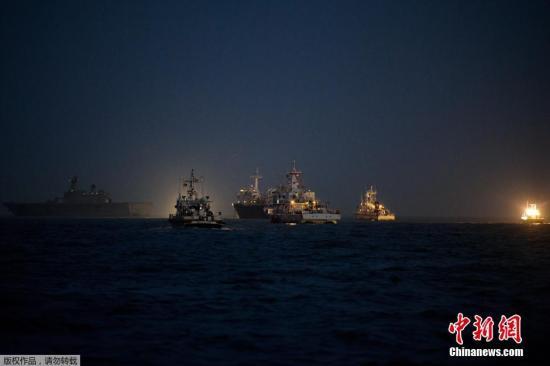 當(dāng)?shù)貢r(shí)間2014年4月24日，搜救人員在全羅南道珍島郡海域24小時(shí)不分晝夜的搜尋沉船事故失蹤者。