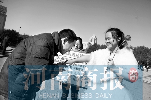 　一名男士上前，準(zhǔn)備親吻女孩的手
