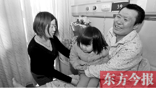 李剛患骨肉瘤急需手術(shù)，最放心不下的就是他的妻子、女兒