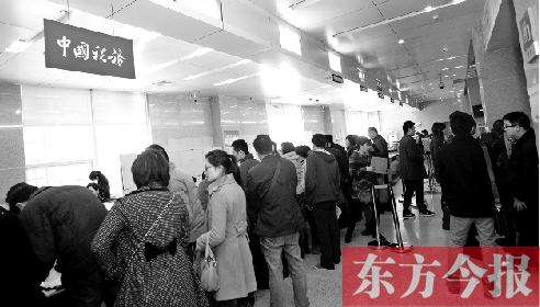 　昨天，在鄭州市房管局辦稅柜臺，迎來絡(luò)繹不絕辦理業(yè)務(wù)的市民
