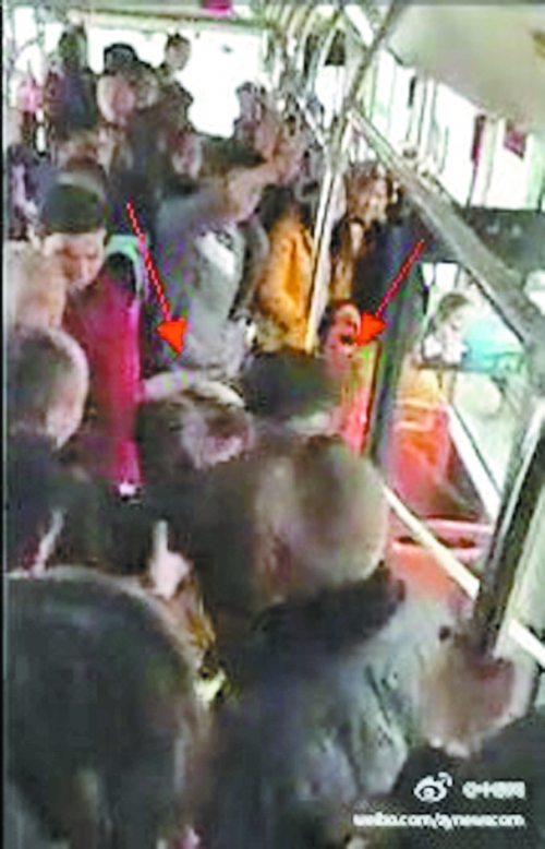 鄭州：公交車上沒(méi)讓座 女孩遭老漢揪頭發(fā)暴打