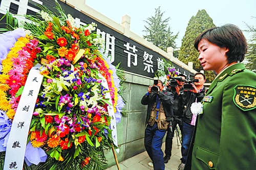 　　4月4日,我國(guó)首位女航天員劉洋來(lái)到林州市烈士陵園。在烈士紀(jì)念碑前,劉洋和眾人一起列隊(duì)肅立默哀致敬