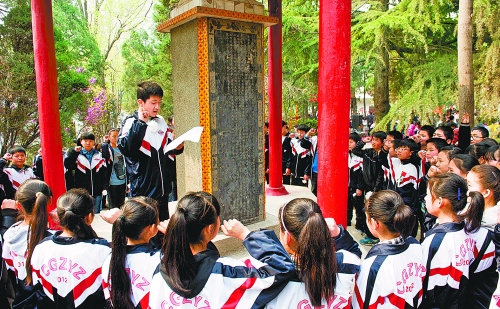 　　4月3日,宜陽(yáng)縣1000余名師生通過(guò)獻(xiàn)花、宣誓、掃墓、讀祭文等形式緬懷革命先烈。 田義偉 攝