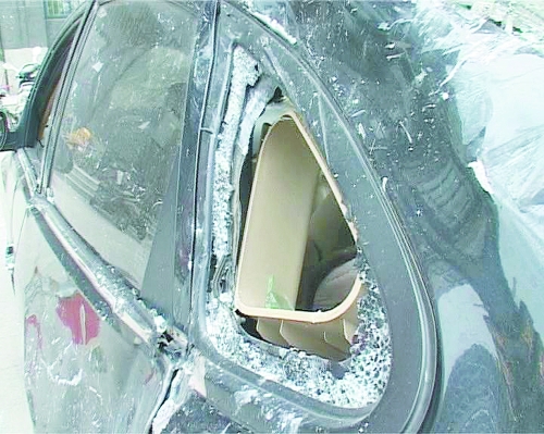 爆炸導致部分窗玻璃碎裂掉落,殃及樓下停放的轎車。