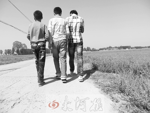 親眼目睹小伙伴在自己面前慘遭橫禍,三個孩子變得異常沉默。