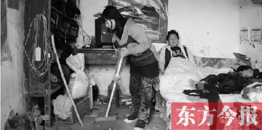 　寧陵縣趙村鄉(xiāng)大楊莊村，16歲的王香浦在打掃家里的衛(wèi)生，床上躺著她的爸爸　