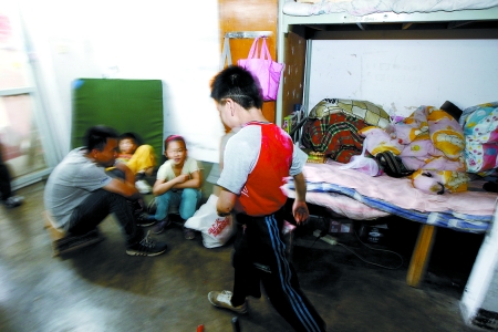 孩子們住在這里，沒有上學(xué)，大部分時間是練功，出去表演