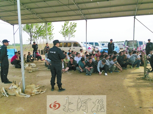 民警突襲賭場(chǎng)，64名涉案人員全部落網(wǎng)。