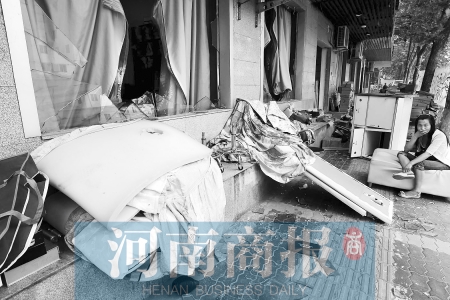 　多間臨街商鋪夜間被砸，店里的沙發(fā)、貨品等被搬到了戶外  侯建勛/攝