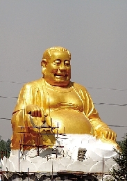　4月25日，洛陽龍華歡樂園，網(wǎng)上引起熱議的“大背頭彌勒佛”。