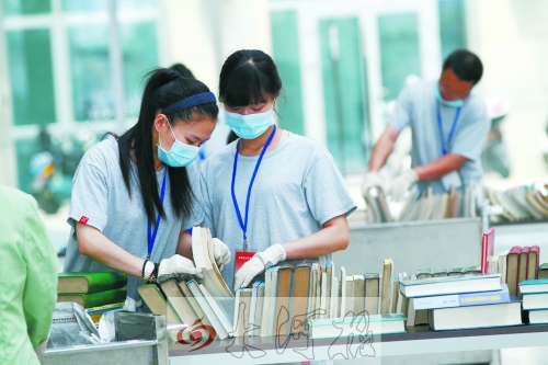 工作人員正在忙著整理書籍,逐一登記、歸類。