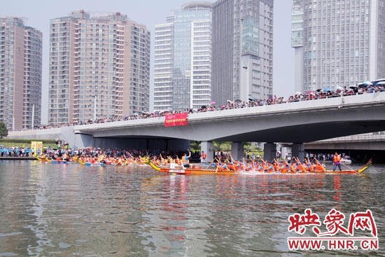 6月11日，2013中華軒轅龍舟大賽，在鄭州東區(qū)的如意湖舉行。