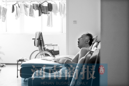 金老先生因偏癱生活不能自理，鄰居說，平時經(jīng)?？吹阶o工和老人的弟弟前來照顧 實習(xí)生 唐韜/攝
