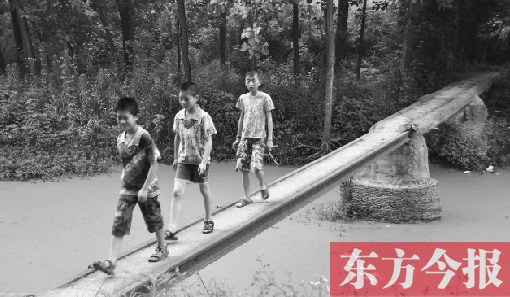 這座寬僅0.4米的危橋，承擔(dān)著1000多人的出行