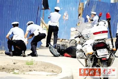 　一名歹徒被抓獲，另一名歹徒持槍劫持了一名門(mén)衛(wèi)。