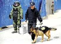 排爆專(zhuān)家、警犬在現(xiàn)場(chǎng)待命。