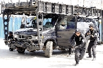 特警的突擊車(chē)到達(dá)現(xiàn)場(chǎng)。