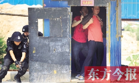 鄭州市多警種街頭實(shí)戰(zhàn)演習(xí) 出動6700名警力場面逼真 首席記者 張曉冬/圖