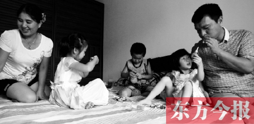 昨日，鄭州市民蔣先生的家中，一家人陪著妞妞（右二）玩耍