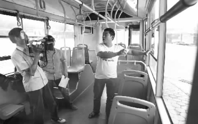 昨日，鄭州市B20路公交車長方先生（右一），講述“色狼”跳窗逃跑時被眾人喊打的情景